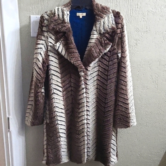 Anthropologie Jackets & Blazers - Anthropologie Mystree Two Tone Faux Fur Coat Jacket